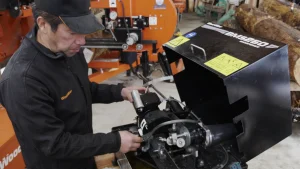 鋸刃をウッドマイザー研磨機BMS250,BMT200にセットする様子