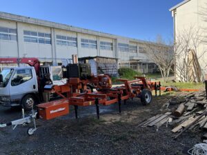神奈川県立吉田島高校に納入されたウッドマイザー製ポータブル製材機「LT20」の稼働・設置風景
