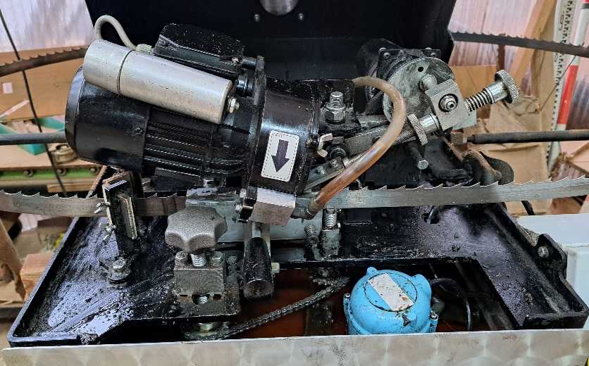 BMS250研磨機にセットされた鋸刃