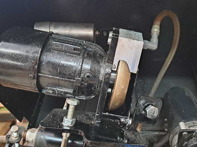 BMS250ウッドマイザー鋸刃研磨機にセットされた鋸刃に合わせた砥石（4度・7度・10度）