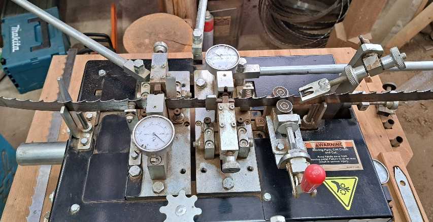 ウッドマイザー鋸刃アサリ出機BMT200にセットされた鋸刃