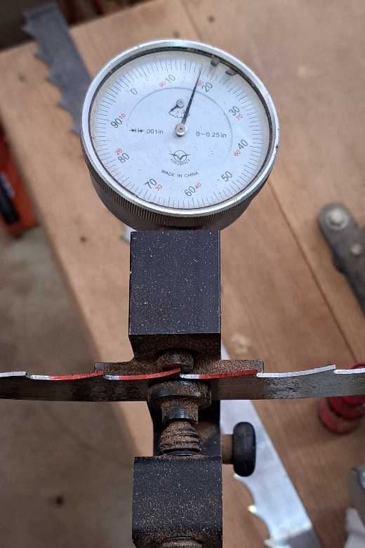 作業終了後に、アサリが適切に出たかどうか、メーターを使って点検・確認している様子