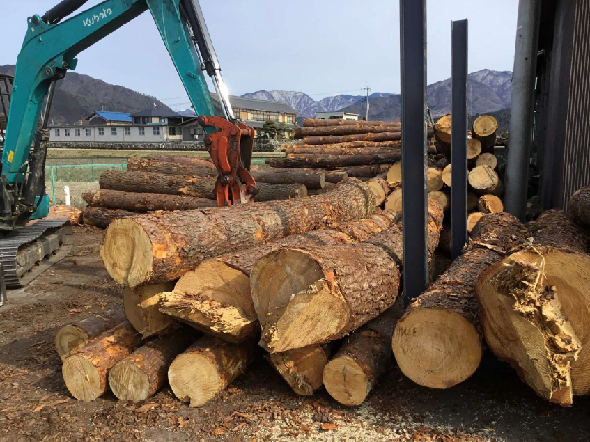 山に廃棄される、またはチップにされる原木丸太からも、立米何万にもなる材が取れます