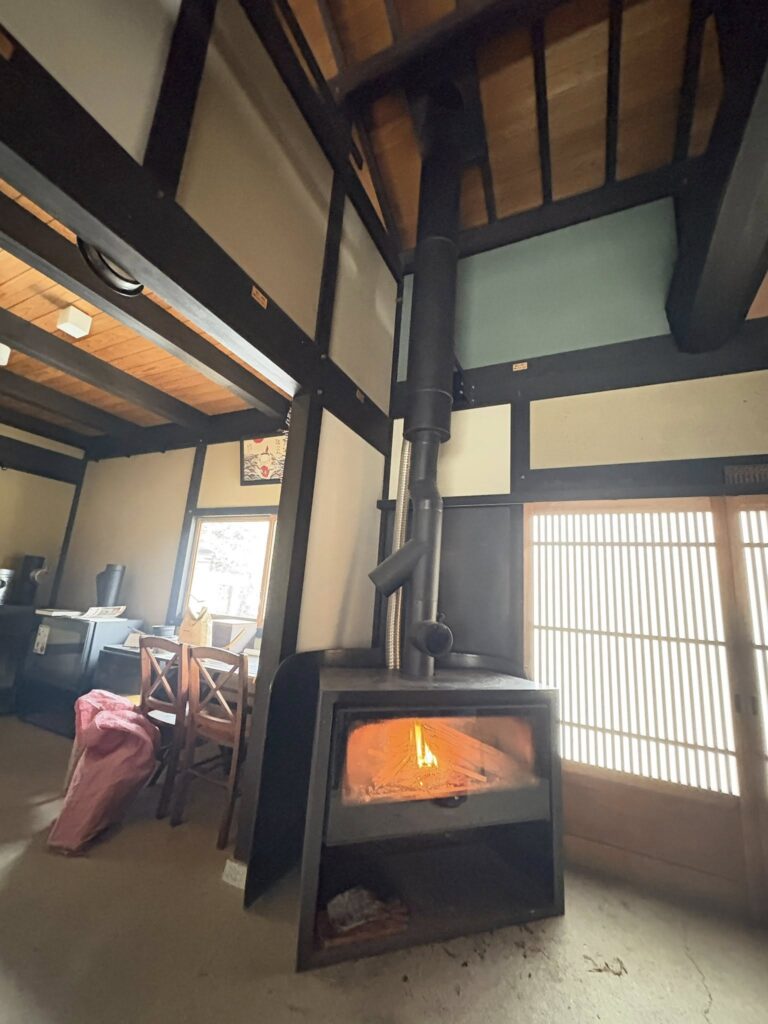 薪ストーブの火が里山の冬を温める。 美山里山舎の日常には、いつも「道」と「火」があります。