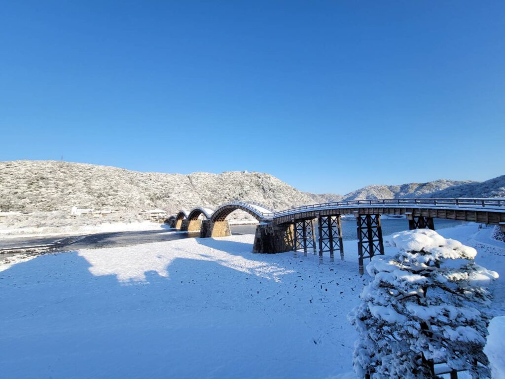 錦帯橋の五連木造アーチ構造の写真