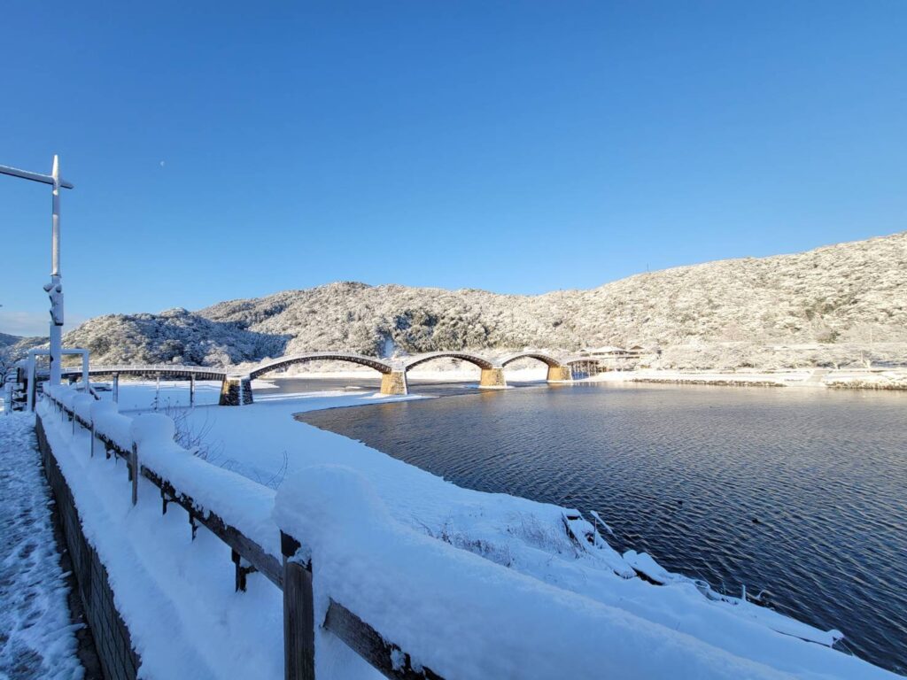 錦帯橋の五連木造アーチ構造の写真と錦川。