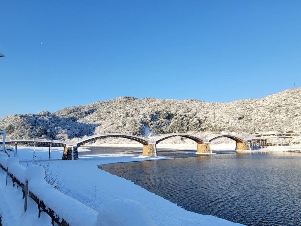 雪がうっすら積もった錦帯橋。江戸時代から続く日本を代表する木造アーチ橋。