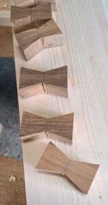 蝶ネクタイ型の埋木や精密な仕口は、木の割れを防ぎ、強度を高め、見た目にも美しい。