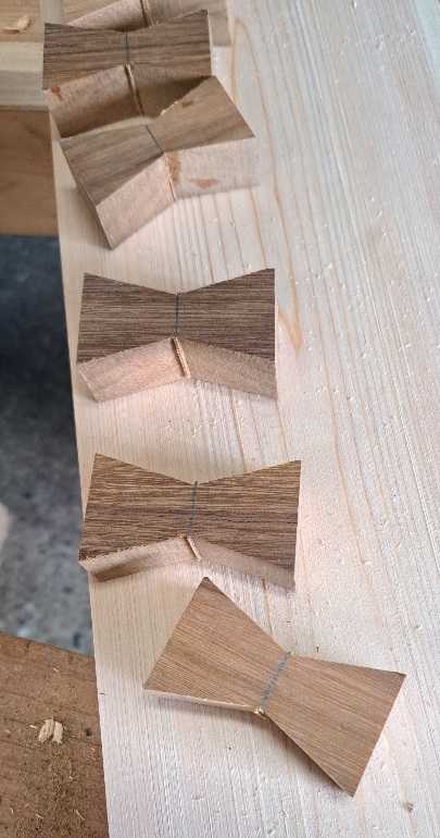 蝶ネクタイ型の埋木や精密な仕口は、木の割れを防ぎ、強度を高め、見た目にも美しい。