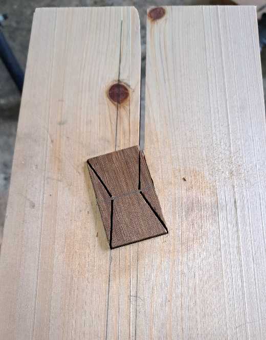 蝶ネクタイ型の埋木や精密な仕口は、木の割れを防ぎ、強度を高め、見た目にも美しい。