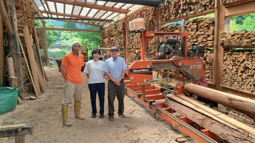 先週、現地セミナー＆見学にお越しいただいたお客様と、自社製材機（Wood-Mizer LT15）の前でパシャリ！
