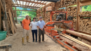 現地セミナー＆見学にお越しいただいたお客様と、自社製材機（Wood-Mizer LT15）の前でパシャリ！