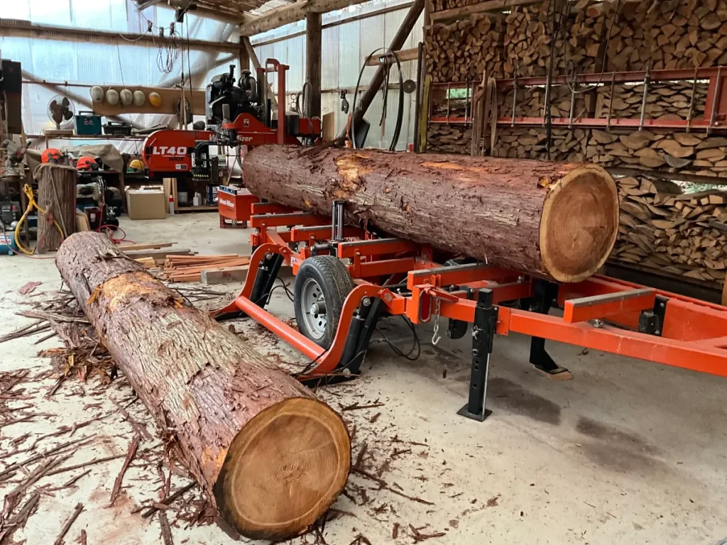 美山里山舎で稼働するWood-Mizer LT40ポータブル製材機と国産材丸太