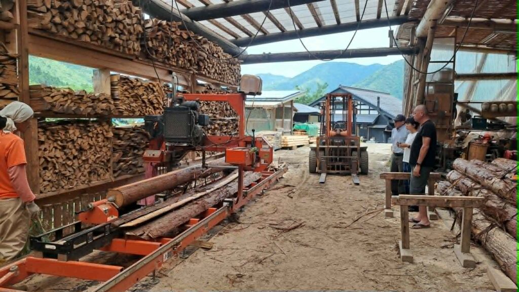 製材建屋にて、稼働中のウッドマイザー（LT15）で製材中の実演写真