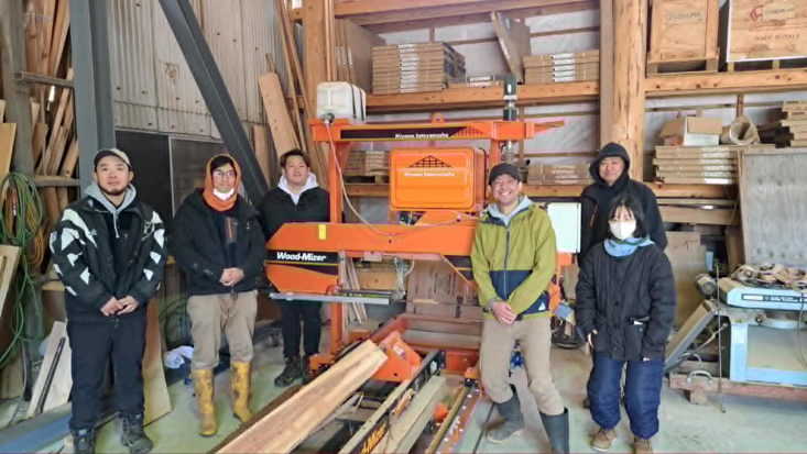 美山里山舎代表・小関氏とスタッフ、Wood-Mizerを囲む集合写真（コンフォルト掲載記念）