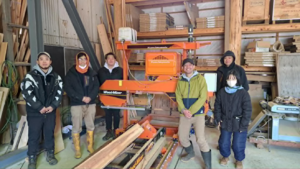 美山里山舎代表・小関氏とスタッフ、Wood-Mizerを囲む集合写真（コンフォルト掲載記念）