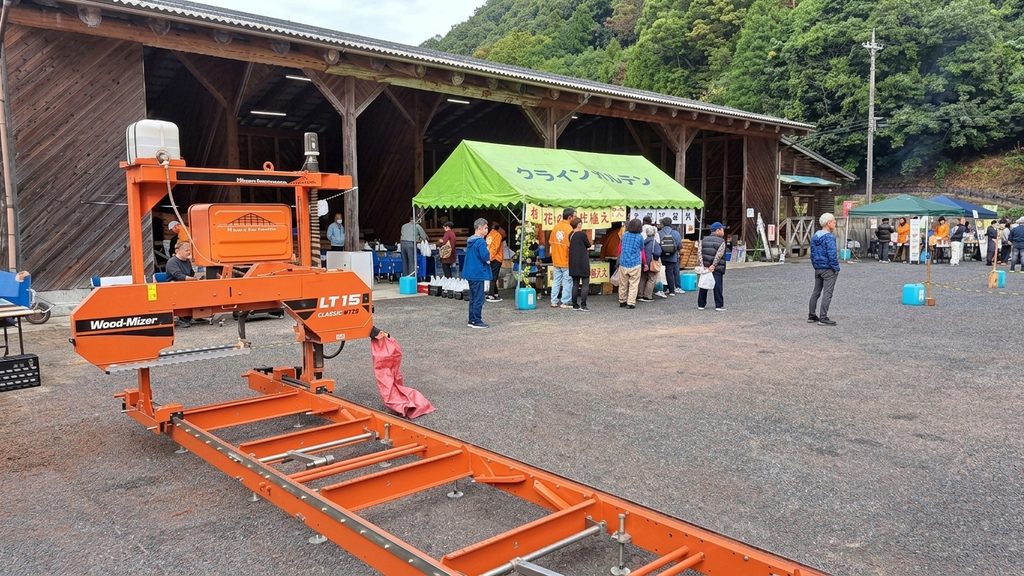 鳥取県の森林組合まつりで展示されたウッドマイザーLT15WIDE製材機と会場の様子